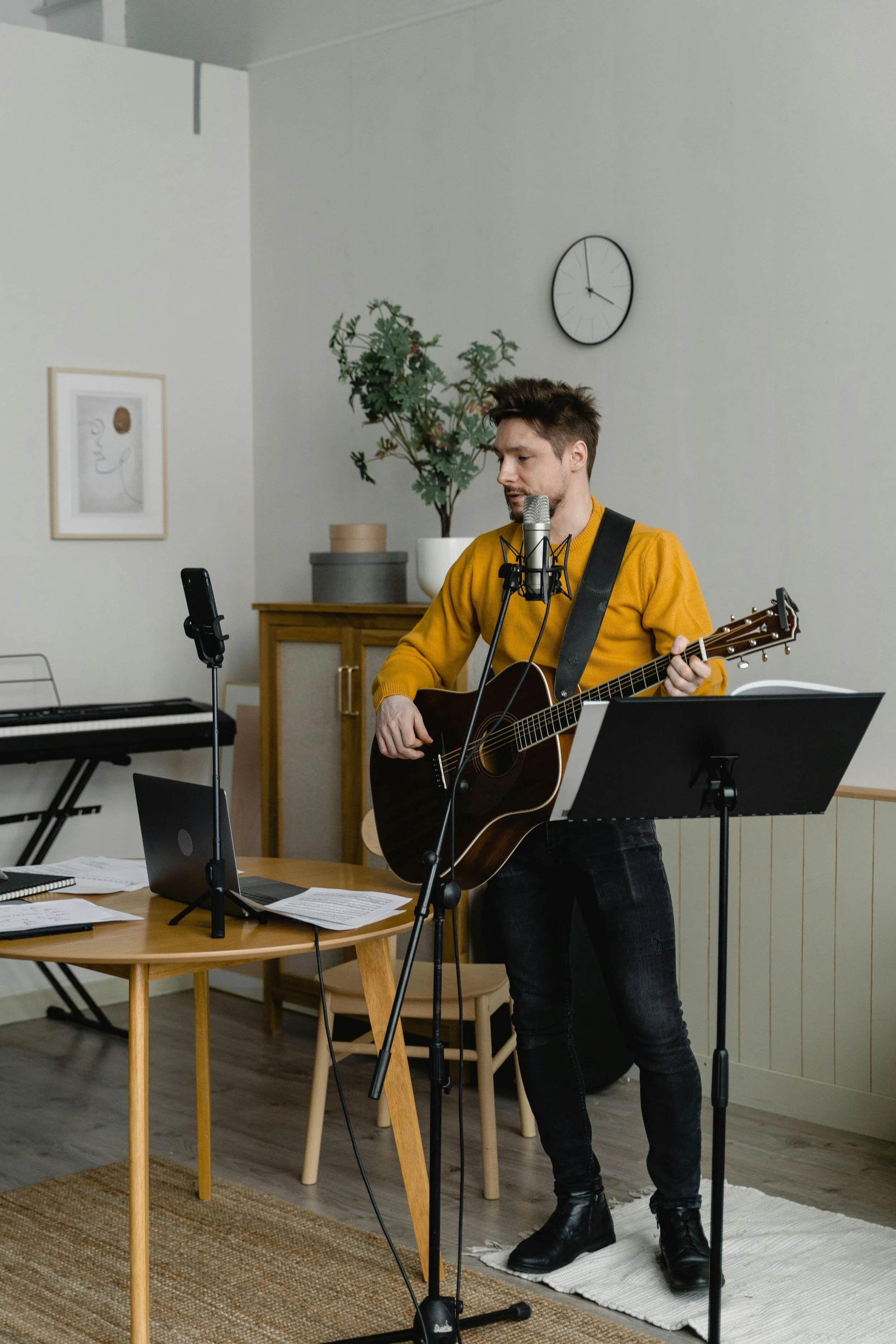 Singer in an online lesson